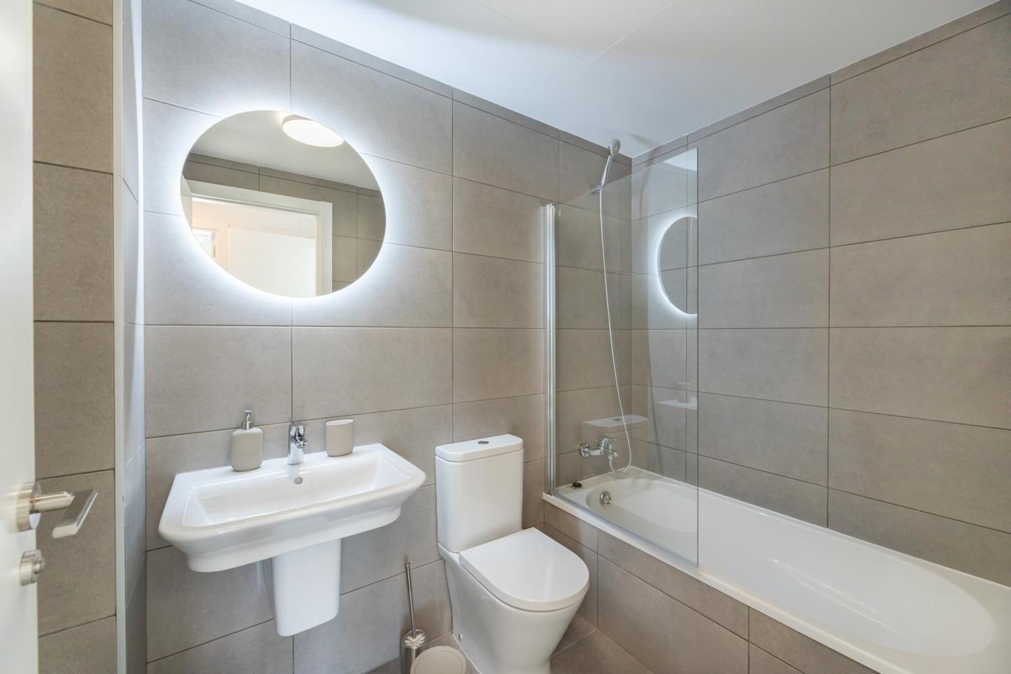Casa Esmeralda, 7 Min To Beach, Garage Estepona